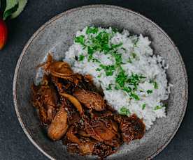 Restovaná pikantní kuřecí směs s jablky