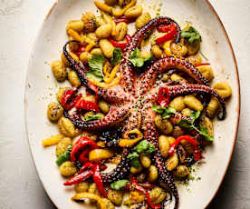 Polvo assado com gnocchi e pimentos