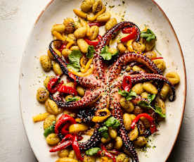 Pulpo asado con ñoquis y pimientos en mojo verde