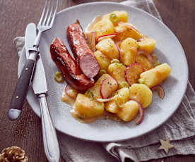 Krakauer Würstchen mit buntem Kartoffelsalat