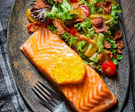 Salmón al horno con ensalda de tocino y vinagreta de balsámico 