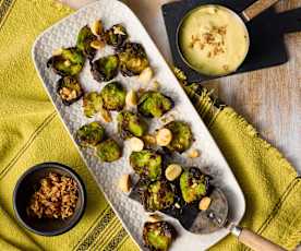 Smashed Rosenkohl mit Röstzwiebel-Hollandaise