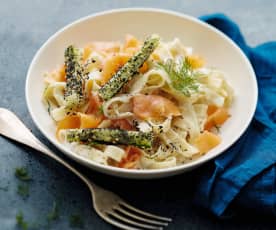 Tagliatelle à la crème de saumon fumé, concombre croquant aux graines