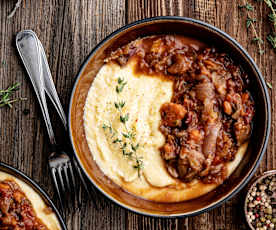 Tocăniță de legume cu mămăligă cremoasă