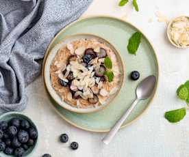 Cynamonowa owsianka z borówkami i kokosem