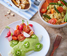 Pescado con salsa de aguacate, pasta primavera y plátanos con cajeta