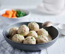 Putenfleisch-Bällchen mit Champignonsauce und Süßkartoffeln