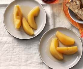 Biscotti z migdałami i gruszki w syropie