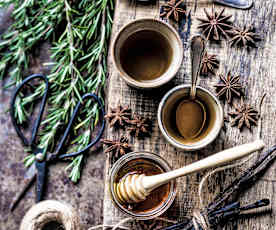 Tisane stimulante au romarin, badiane et vanille