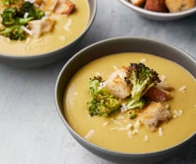 Soupe vegan crémeuse au brocoli et au fromage