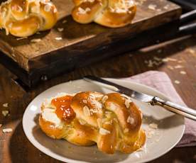 Bollitos trenzados con pasas y almendras