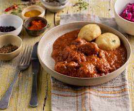 Rindergulasch mit Semmelknödeln und Rotkraut