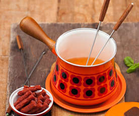 Rajčatovo-sýrové fondue s klobásou