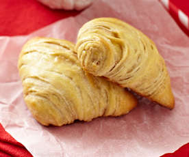 Knusperhörnchen mit Grieß-Aprikosen-Füllung