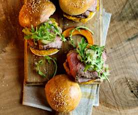 Roastbeef-Burger mit Kürbishummus und Rucola