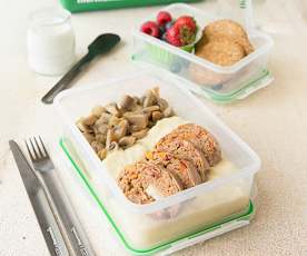 Pan de carne con puré de patata y salsa con champiñones