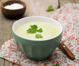 Kokosowy chłodnik z awokado i pastą curry