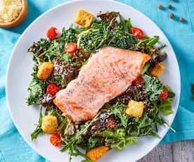 Ensalada César con kale, arúgula y salmón