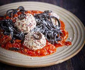 Spaghetti paurosi con polpettine occhio