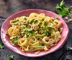 Tagliatelle z pesto z bobu