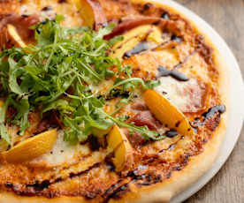 Pizza z szynką i nektarynkami