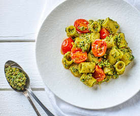 Mezze maniche con pomodorini e pesto di rucola