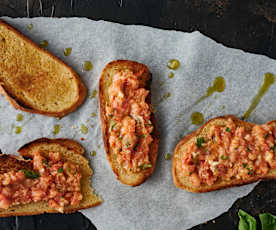 Bruschetta multigrano con salsa de tomate cruda