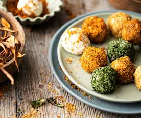 Bolitas de queso con chips de zanahoria