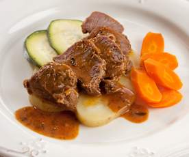 Carrilleras al pimentón con verduras