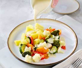 Kartoffeln mit buntem Gemüse und Käsesauce