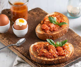 Bruschetta z duszonymi pomidorami; Jajka na miękko