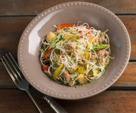 Noodles de arroz com tiras de porco e legumes