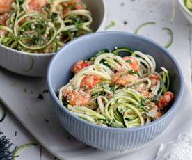 Spirales de courgette aux crevettes et sauce au citron