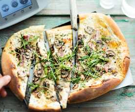 Pizza au munster, poitrine fumée, poulet et champignons