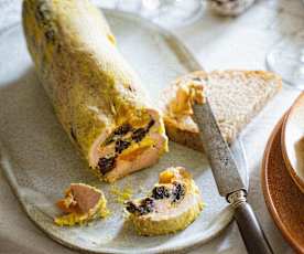 Foie gras vapeur aux épices, abricots secs et pruneaux