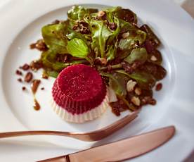 Rote-Bete-Meerrettich-Terrine mit Feldsalat