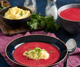 Barszcz czerwony z ziemniaczaną wyspą