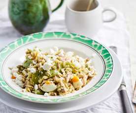 Orzo com atum, ervilhas tortas e molho de manjericão