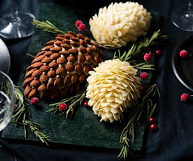 Piña de quesos a las finas hierbas con almendras