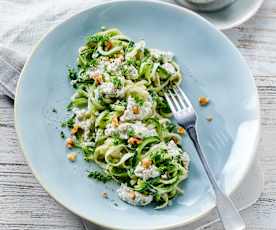 Zucchininudeln mit Walnuss-Frischkäse-Pesto