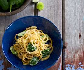 Esparguete de batata-doce com caril e espinafres