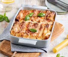 Makaron cannelloni nadziewany sosem bolońskim