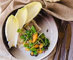 Bacalhau ao vapor com salada de cherovia e molho de laranja