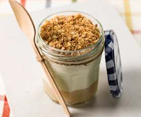 Puré de fruta com iogurte e cereais