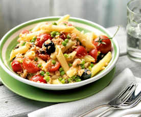 Insalata di pasta fredda con trota e verdure