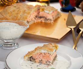 Russische Blätterteigpastete mit Lachs (Kulebjak)