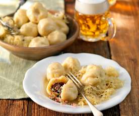 Selchfleischknödel mit Sauerkraut