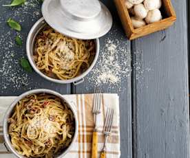 Fettuccini com tomate seco e cogumelos