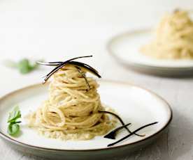 Nido de espagueti con crema de berenjena