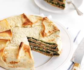 Torta di crêpes ripiena di carne e spinaci